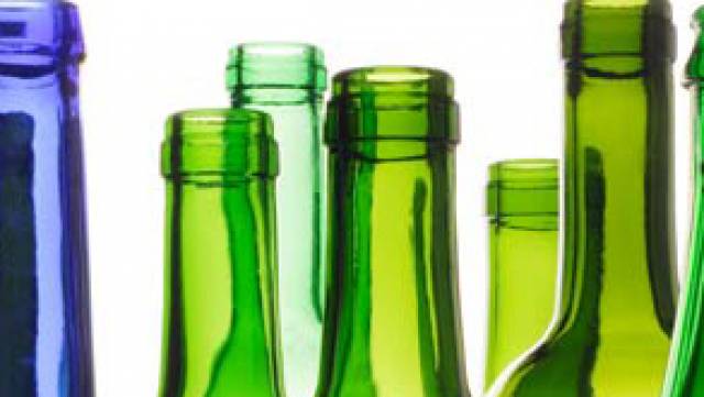 20120209104615_recycledwinebottlecrafts1
