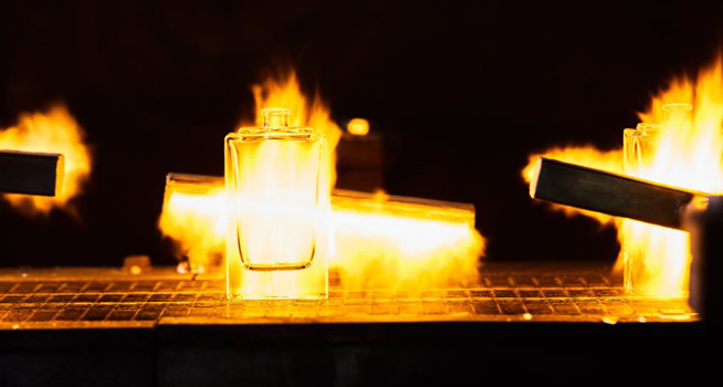 Fire-polishing a glass bottle to finish it